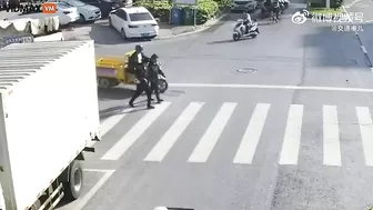 A Man Was Tied And Pulled By A Rope While Crossing The Road