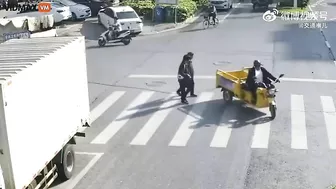 A Man Was Tied And Pulled By A Rope While Crossing The Road