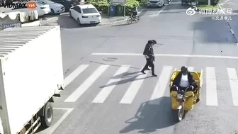 A Man Was Tied And Pulled By A Rope While Crossing The Road