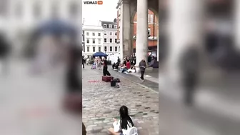 A Street Musician In London Was Randomly Punched In The Stomach By A Stranger