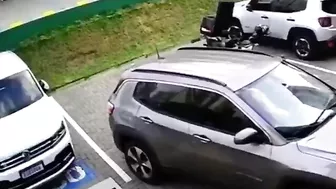 Idiot Trying To Steal Parking Spot