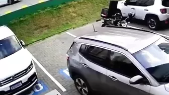 Idiot Trying To Steal Parking Spot