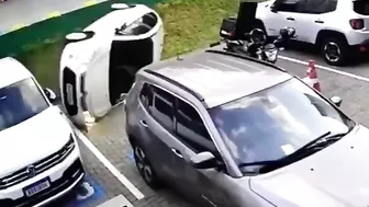 Idiot Trying To Steal Parking Spot