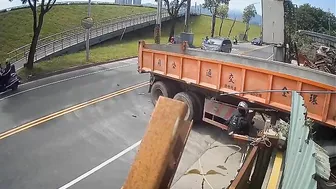 Motorcyclist Hits Semi-trailer Truck While Turning Right