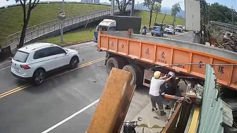 Motorcyclist Hits Semi-trailer Truck While Turning Right