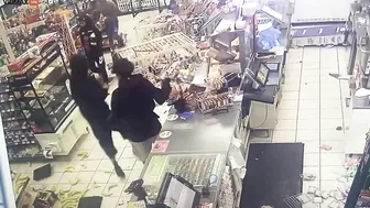 More Than 50 Rioters Looted And Vandalized A 7-11 Convenience Store In Los Angeles