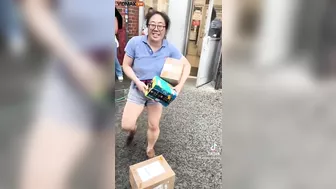 She Came From UPS 1 Minute Before Closing And Threw A Tantrum