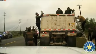 15 Migrants Found In Gravel Truck During Traffic Jam - Video