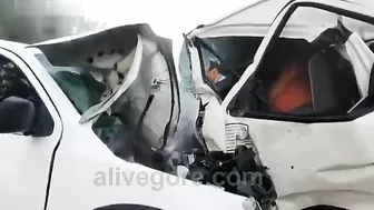 Pickup Truck And Delivery Truck Collide Head-on, Leaving 6 Dead And 11 Injured