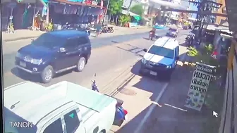A Motorized Rickshaw Crashed Into A P-type Vehicle And Died