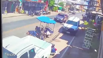 A Motorized Rickshaw Crashed Into A P-type Vehicle And Died