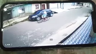 Cute Woman Dies After Falling Off A Pole While Riding A Scooter (FU