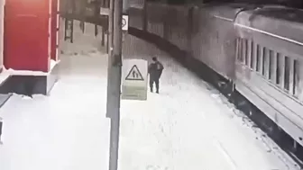 Drunk Man Falls Under Train - Fatal Accident TheYNC