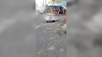 Guy Gets Electrocuted In The Street Guy Gets Electrocuted In The Street (1)