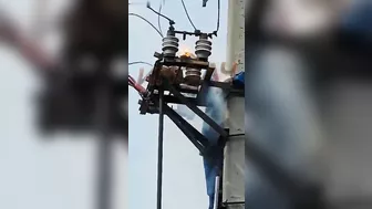 Electrician Dies From Short Circuit While Climbing Electric Pole