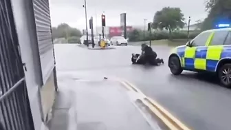 British Police Try To Stop A Group Of Thugs On Motorcycles