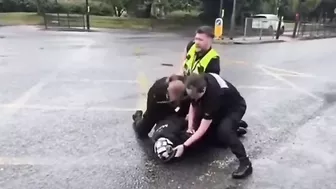 British Police Try To Stop A Group Of Thugs On Motorcycles