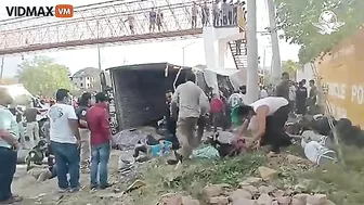 Photo - A Truck Carrying 100 Illegal Immigrants Overturned In Mexico, Causing Casualties