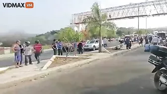 Photo - A Truck Carrying 100 Illegal Immigrants Overturned In Mexico, Causing Casualties