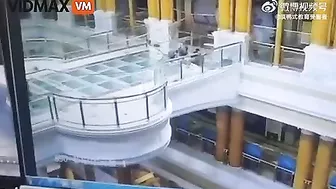 Man Falls From Glass Floor Of Shanghai Shopping Mall