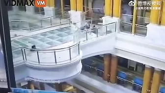 Man Falls From Glass Floor Of Shanghai Shopping Mall