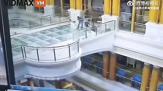 Man Falls From Glass Floor Of Shanghai Shopping Mall