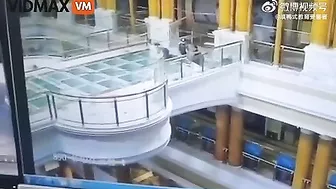 Man Falls From Glass Floor Of Shanghai Shopping Mall