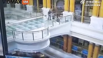 Man Falls From Glass Floor Of Shanghai Shopping Mall