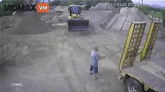 Man Crushed While Lowering Truck Ramp - Video - VidMax.c