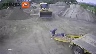 Man Crushed While Lowering Truck Ramp - Video - VidMax.c