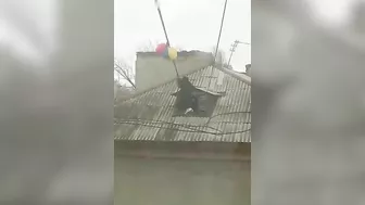 Idiot Who Tried To Escape Rescuers Via Wires Crashes