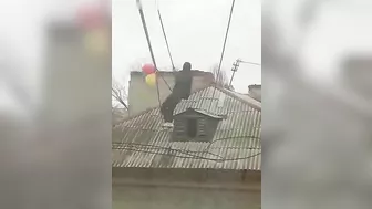 Idiot Who Tried To Escape Rescuers Via Wires Crashes