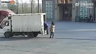 Motorcyclist Punches Woman In Front Of Truck Door - Video - VidMax.co