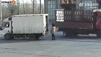 Motorcyclist Punches Woman In Front Of Truck Door - Video - VidMax.co