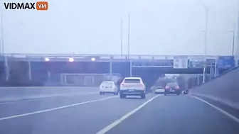 SUV Plunges From Detroit Overpass Onto Highway - Video - Vi