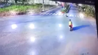 Truck Turns Idiot Motorcyclist Into Red Paint