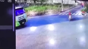 Truck Turns Idiot Motorcyclist Into Red Paint