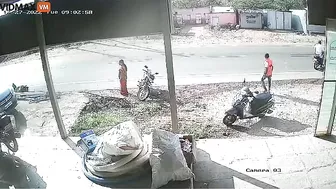 Truck Loses Wheel And Hits Motorcyclist - Video - VidMa