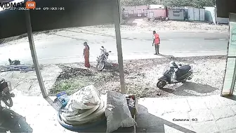 Truck Loses Wheel And Hits Motorcyclist - Video - VidMa