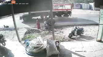 Truck Loses Wheel And Hits Motorcyclist - Video - VidMa