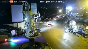 Truck With No Brakes Destroys Statue - Video - VidMax.com