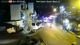 Truck With No Brakes Destroys Statue - Video - VidMax.com