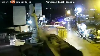Truck With No Brakes Destroys Statue - Video - VidMax.com
