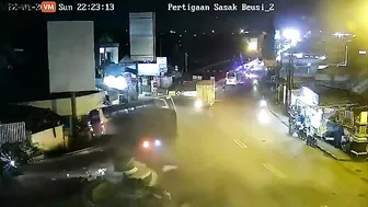 Truck With No Brakes Destroys Statue - Video - VidMax.com