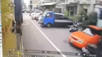 Woman's Head Crushed By Trailer Tire