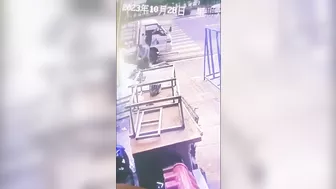 Worker Killed By Huge Piece Of Glass