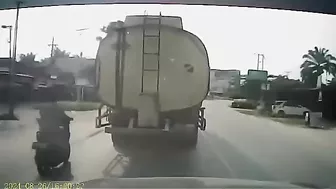 Motorcyclist's Head Is Crushed By A Truck Like A Watermelon