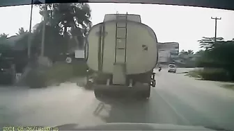 Motorcyclist's Head Is Crushed By A Truck Like A Watermelon