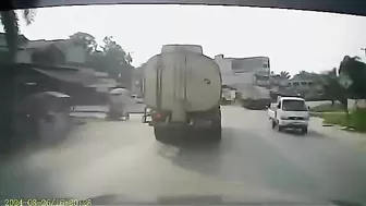 Motorcyclist's Head Is Crushed By A Truck Like A Watermelon