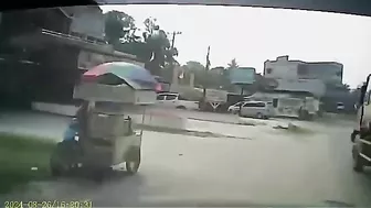 Motorcyclist's Head Is Crushed By A Truck Like A Watermelon